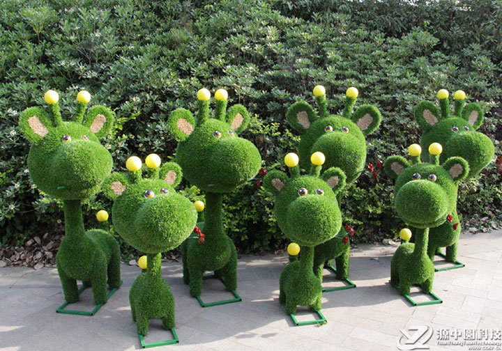可爱的绿雕动物