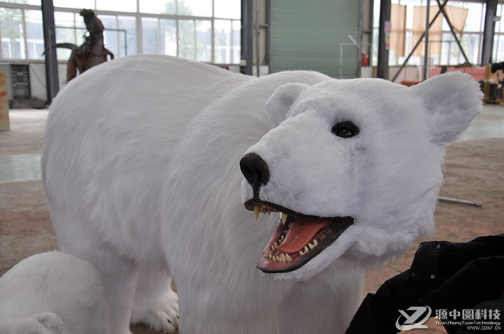 会动的北极熊雕塑