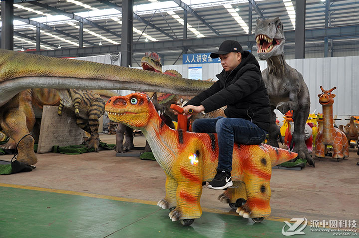 小孩子骑恐龙