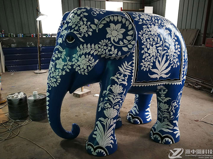 青花瓷彩绘大象雕塑