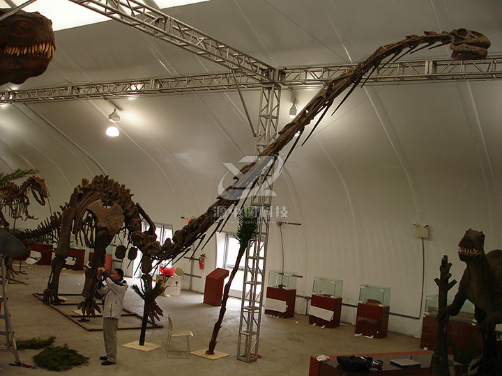 恐龙化石雕塑安装