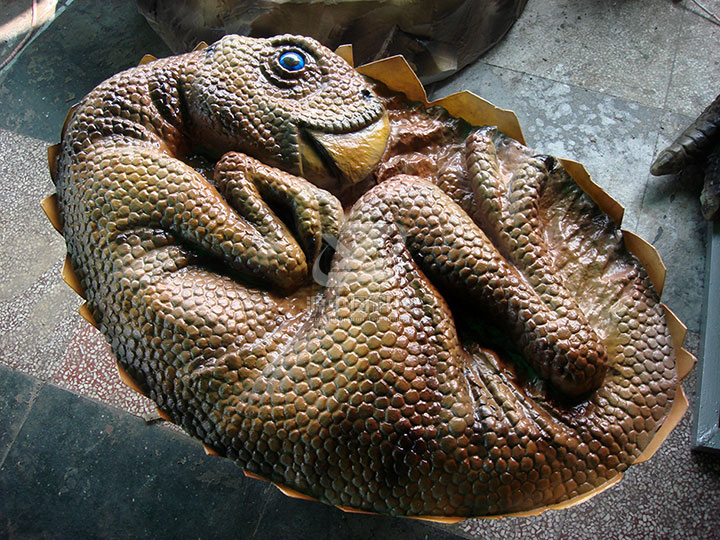 孵化的恐龙蛋雕塑