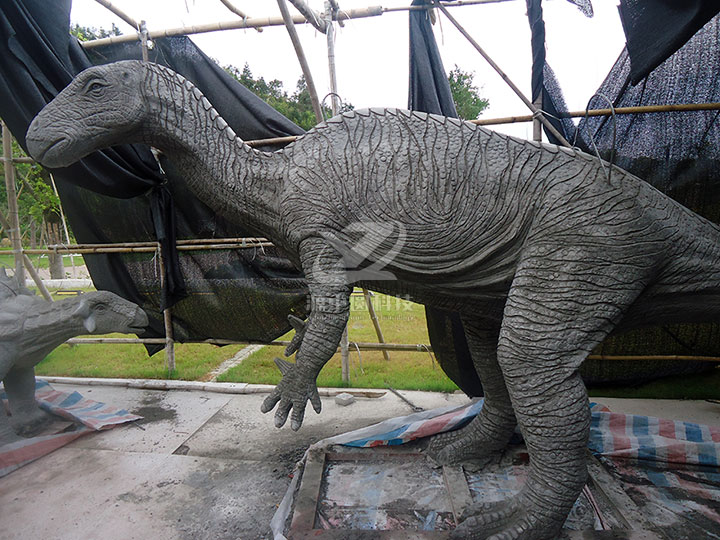水泥雕塑恐龙，水泥禽龙