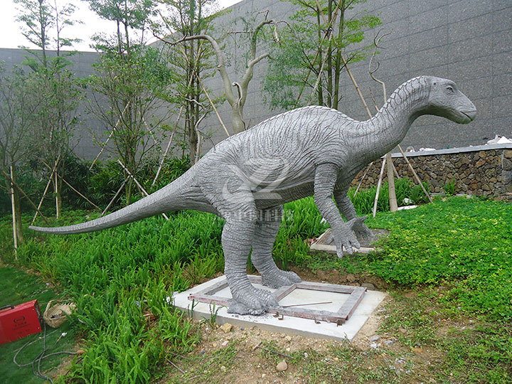 水泥雕塑恐龙，水泥禽龙